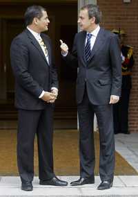 El presidente del gobierno español, José Luis Rodríguez Zapatero, y el mandatario ecuatoriano, Rafael Correa, ayer, antes de su encuentro en el Palacio de la Moncloa, en Madrid