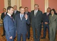 El primer ministro ruso, Vladimir Putin (seundo a la derecha), durante la presentación de la composición del nuevo gobierno ruso en una ceremonia realizada ayer en el Kremlin. Lo acompañan el presidente Dimitri Medvediev (primero a la izquierda), y algunos funcionarios del gabinete
