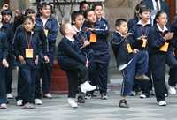 Alumnos de la escuela Luis Cabrera hicieron un poco de ejercicio antes de comenzar la ceremonia en la que se abanderó a su institución educativa. Los honores se realizaron en la sede de la SEP