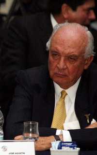 José Agustín Ortiz Pinchetti, representante del "gobierno legítimo", durante el debate petrolero realizado ayer en el Senado de la República