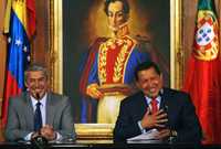 El primer ministro de Portugal, José Sócrates, y el presidente de Venezuela, Hugo Chávez, durante la firma de acuerdos entre ambos países, ayer en el palacio de Miraflores, en Caracas