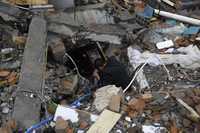 Un habitante de Hanwang frente a los restos de su casa, donde quedaron atrapados sus familiares por el terremoto de 7.8 grados Richter