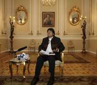 Al rechazar críticas por su relación con su par venezolano Hugo Chávez, el mandatario boliviano Evo Morales dijo ayer: "no voy a distanciarme de ningún presidente excepto (del gobernante estadunidense) George W. Bush, porque tiene una política intervencionista criminal". La imagen, ayer en el palacio de gobierno, durante un encuentro con la prensa internacional