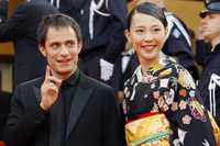 Los actores Gael García y la japonesa Yoshino Kimura durante su llegada a la ceremonia de inauguración del festival de Cannes, que abrió con la proyección de Ceguera, en la cual ambos participan