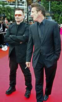 La modelo Petra Nemcova; Bono, líder de la banda irlandesa U2, y Sean Penn, actor, director y presidente del jurado del Festival Internacional de Cine de Cannes, a su llegada a la proyección de la cinta Un Conte de Noel, del francés Arnaud Desplechin