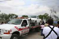 Un agente del Ministerio Público ordenó retirar más de diez vehículos pertenecientes a colonos de Nueva Castilla, municipio de Escobedo, Nuevo León, tras el desalojo llevado a cabo por policías estatales y municipales.