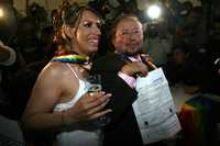 Ceremonia civil entre transexuales en el Día Internacional contra la Homofobia