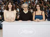 El director estadunidense Woody Allen posa con Rebeca Hall, a la izquierda, y Penélope Cruz, quienes actúan en la cinta Vicky Cristina Barcelona, que se proyectó fuera de concurso en el festival francés