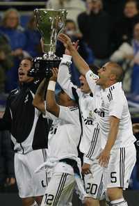Festejo del Real Madrid, al que le entregaron el trofeo de campeón de la liga española