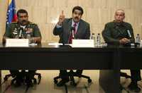Los ministros de Defensa, Gustavo Rangel, de Relaciones Exteriores, Nicolás Maduro, y el comandante Jesús González González en la rueda de prensa ayer en Caracas en la cual denunciaron que un jet de la Armada estadunidense violó el espacio aéreo de Venezuela