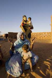 Aulad enau o hijos de las nubes, hombres de turbante negro, así se hacen nombrar los beduinos saharauis para diferenciarse de los tuareg argelinos, los de turbante azul. El origen de la nación que hoy se conoce como saharaui data del siglo XI, cuando las tribus nómadas de los sanaja y los amorávides del Yemen se congreraon en la zona. En la gráfica, una familia saharaui durante la oración en el poblado de Dajla