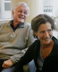 El senador demócrata Edward Kennedy y su hija Kara, ayer en una habitación del hospital general Massachusetts, en Boston