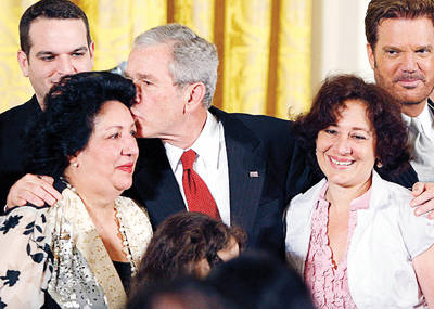"Cosméticos", los cambios en Cuba, afirma Bush