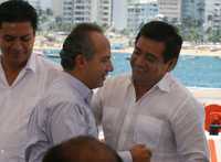 El presidente Felipe Calderón Hinojosa, y el alcalde de Acapulco, Félix Salgado Macedonio, durante la  presentación del programa de saneamiento integral de la bahía de Santa Lucía, ayer, en las instalaciones de la séptima Zona Naval