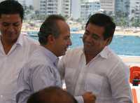 El presidente Felipe Calderón Hinojosa, y el alcalde de Acapulco, Félix Salgado Macedonio, durante la presentación del programa de saneamiento integral de la bahía de Santa Lucía, ayer, en las instalaciones de la séptima Zona Naval