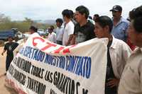 Transportistas afiliados a la Confederación de Trabajadores de México bloquearon los trabajos de construcción de la autopista Arriaga-Ocozocuautla, en Chiapas