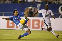 El zaguero celeste Joaquín Beltrán y el gladiador Tressor Moreno se verán otra vez las caras esta tarde en el estadio Azul