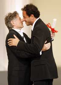 El director Roman Polanski entregó el reconocimiento de segundo lugar al italiano Matteo Garrone por su cinta Gomorra