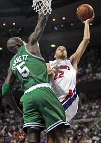 Tayshaun Prince, de los Pistons, enfrenta a Kevin Garnett