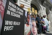 Manifestación frente al City Hall en San Francisco contra la violación de los derechos humanos por parte de la empresa petrolera Chevron, que lleva a cabo su reunión anual en ese recinto