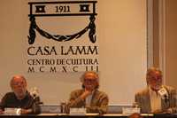 Hugo Gutiérrez Vega, Carlos Payán y Enrique Semo, la noche del lunes, durante el foro con el cual se rindió homenaje al escritor y militante comunista Volodia Teitelboim