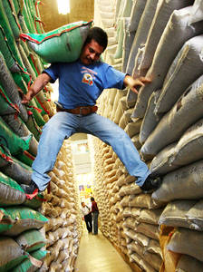 Bodega de arroz y frijol en la Central de Abasto capitalina Bodega de arroz y frijol en la Central de Abasto capitalina