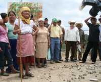 Policías de Chiapas desalojaron ayer a habitantes del municipio de Ixtapa, quienes protestaban contra una granja avícola del Grupo Pecuario San Antonio, al cual acusan de contaminación y sobrexplotación de mantos acuíferos