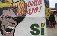 Una pinta en una pared en la ciudad de Trinidad llama a votar sí en el divisionista referendo autonómico del próximo domingo en las dos regiones amazónicas gobernadas por la derecha