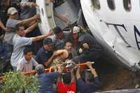 Responsables de la aerolínea TACA afirmaron que el aparato chocó contra un árbol, luego de salirse de una pista del aeropuerto de Tegucigalpa. La aeronave, señalaron, "se partió en tres"