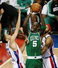 Kevin Garret (5) de los Celtics tira ante la marca de Tayshaun Prince de los Pistones