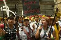 Adelitas defensoras del petróleo protestan frente al Senado. La imagen, del pasado 15 de abril