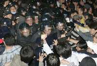 Choque entre manifestantes y policías en las afueras de la Casa Azul, sede del gobierno de Corea del Sur en Seúl, ayer durante la protesta por la reanudación de importación de carne procedente de Estados Unidos