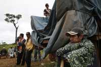 Campesinos bloquean en Filadelfia, departamento de Pando, un camino durante protesta contra el referendo autonómico en dos regiones de Bolivia