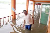 Julio Aguilar, empleado de un restaurante del malecón de Chiapa de Corzo, Chiapas, saca muebles del establecimiento para evitar que sean arrastrados por el río Grijalva. Según Aguilar, el negocio funciona sólo tres días a la semana desde que se inició el desfogue de las presas La Angostura, Chicoasén y Malpaso