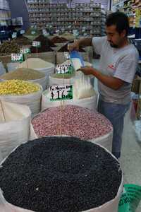 Venta de arroz y frijol en la Central de Abasto capitalina