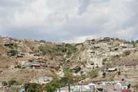 Aspecto de las numerosas viviendas que se siguen construyendo en laderas de cerros o en barrancas, consideradas de alto riesgo para la próxima temporada de lluvias. Los pobladores hacen caso omiso de los llamados de las autoridades a evacuar estas zonas