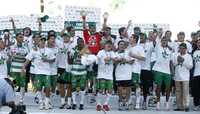 Los santistas festejan su tercer campeonato del torneo mexicano, luego de imponerse por marcador global al Cruz Azul
