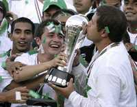 Daniel Guzmán besa la codiciada copa del torneo Clausura 2008