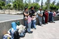 La caravana en apoyo a los deudos de Pasta de Conchos al salir de la capital, el pasado domingo