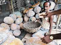Un vendedor de calabazas concreta una operación en un mercado de Kolkata, antigua Calcuta, India, donde la inflación llegó a 7.8%