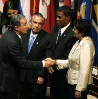 El presidente de Colombia, Álvaro Uribe, izquierda, y la ministra ecuatoriana del Exterior, María Isabel Salvador, durante la ceremonia de apertura de la 38 asamblea general de la Organización de Estados Americanos que se realiza en Medellín