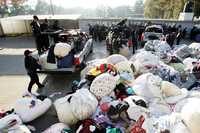 Policías capitalinos y federales resguardan las pacas de ropa decomisadas ayer en el tianguis El Canal, ubicado en San Juan de Aragón