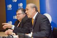 El secretario general de la OCDE, José Angel Gurría, y Agustín Carstens, en la rueda de prensa que ofrecieron en el contexto del foro que se celebra en París