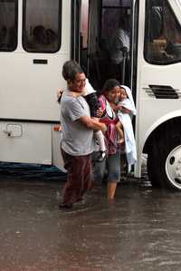 En Veracruz, se reportaron inundaciones en 12 colonias de la zona norte del puerto a causa de la la depresión tropical Arthur
