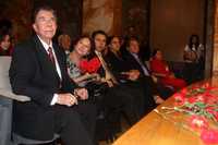 Roberto Bañuelas, su esposa Hortensia Cervantes, su hijo Juan Carlos y al fondo, de anteojos, Carlos Montemayor, alumno de canto del homenajeado, la noche del lunes en Bellas Artes