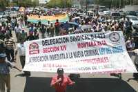 Miembros del magisterio marchan por Paseo de la Reforma, durante una de las protestas contra la nueva Ley del ISSSTE
