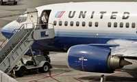 Un avión de United Airlines en el aeropuerto Bob Hope en Burbank, California. La segunda empresa de aviación de  Estados Unidos anunció que recortará a mil 100 empleados, debido a los altos costos del combustible