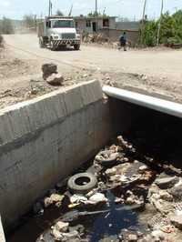 Parte del río de lixiviados que escurre desde un basurero municipal, en Tultitlán