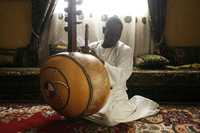 Toumani aprendió viendo a su padre; a los cinco años comenzó a tocar la kora