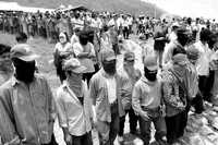 Indígenas despiden a bases de apoyo zapatistas en el campamento La Garrucha, Chiapas, a su regreso de la Caravana por la dignidad, en abril de 2001